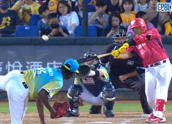 味全龍強勢對決中信兄弟，5比3奪勝維持首位！吉力吉關鍵轟助龍隊取得12勝