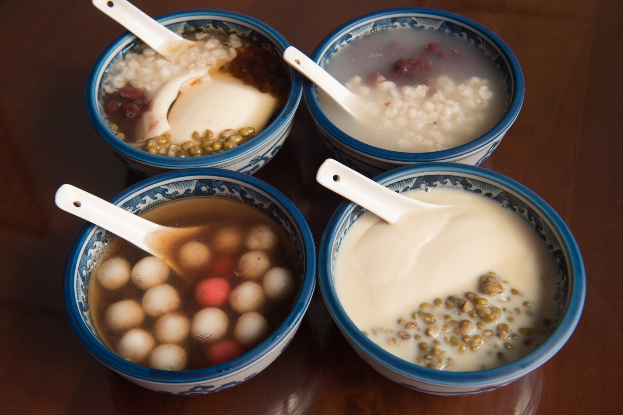 嘉義「桃城豆花」二代店空間宛如時空隧道,讓您穿越到1960年的老醫館,盡情品味豆漿豆花的美味