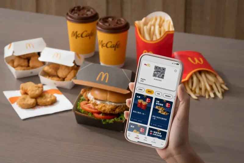 絕佳優惠！購買6塊雞塊即可獲得額外6塊！在麥當勞APP上品嚐7款「買一送一」美味，再度歡迎帕瑪森主廚雞腿堡的盛大回歸！