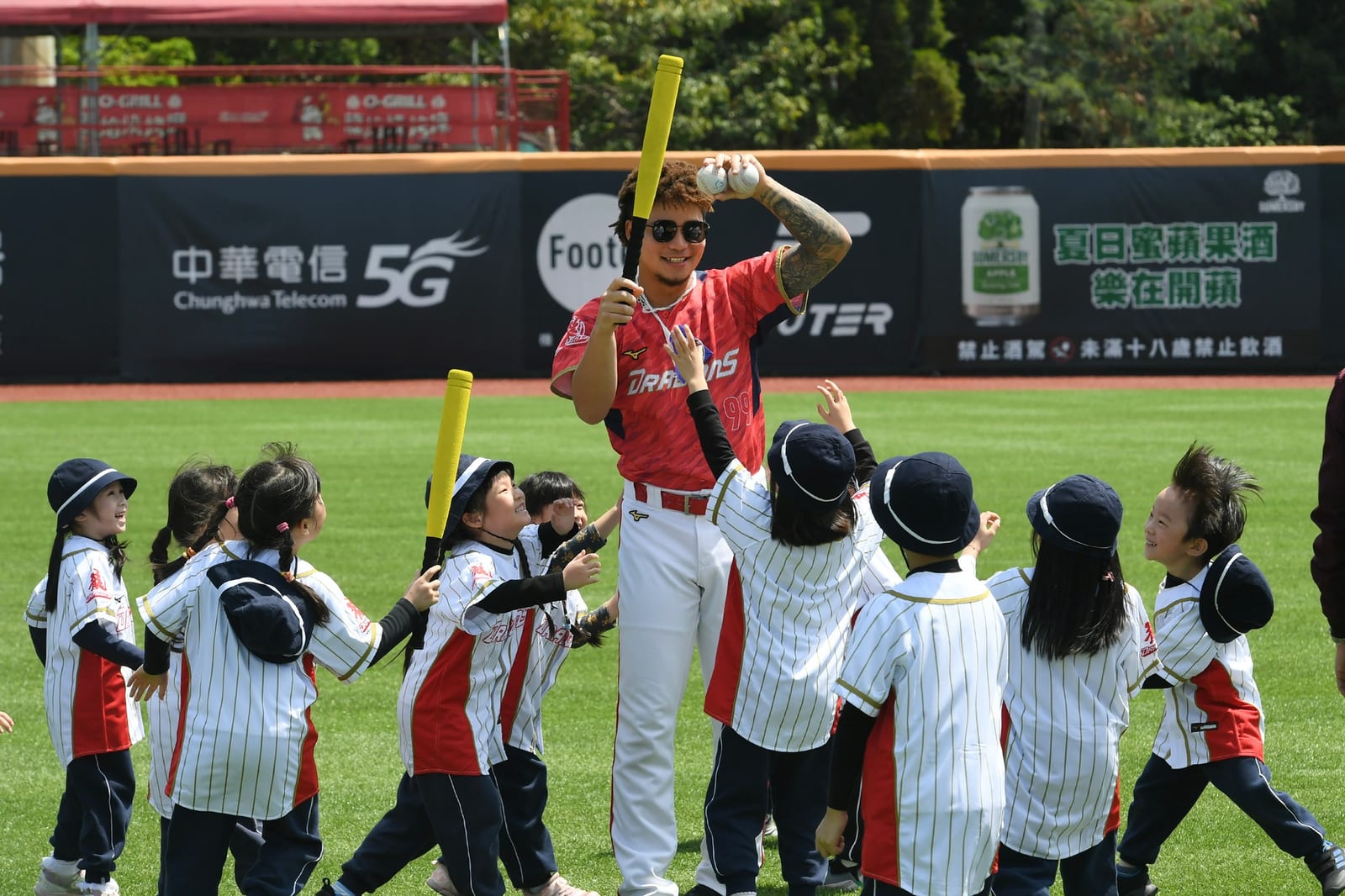 榮耀時刻！味全龍冠軍球員與十大幼兒園小朋友的特別相遇