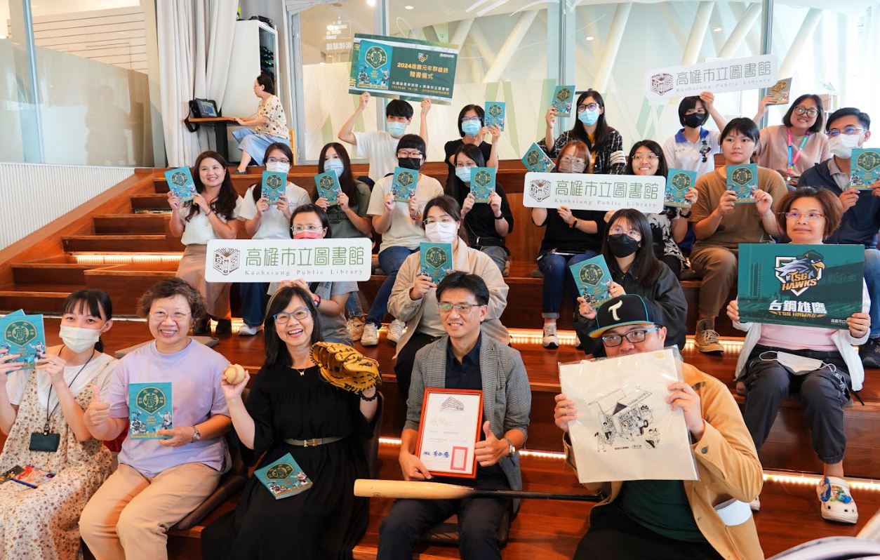 台鋼雄鷹高雄圖書館贈書儀式，深化在地棒球情誼