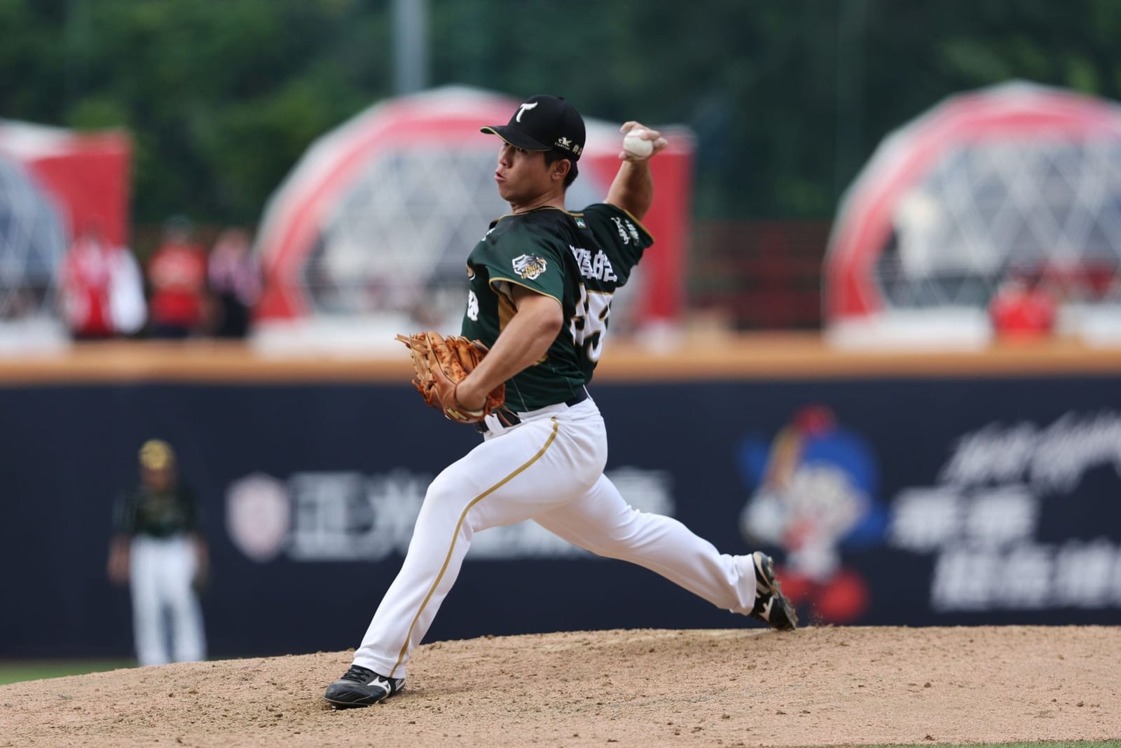龍隊奮勇拼搏，以7：0擊敗雄鷹，展望未來勝利連連！