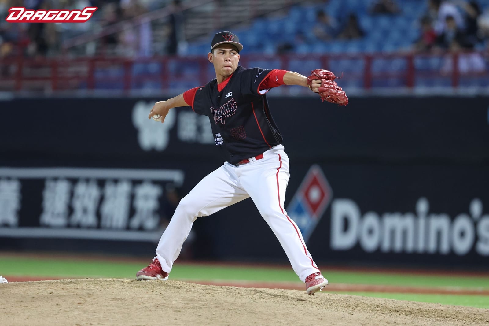 龍隊大勝富邦悍將，鋼龍主投奠定勝基