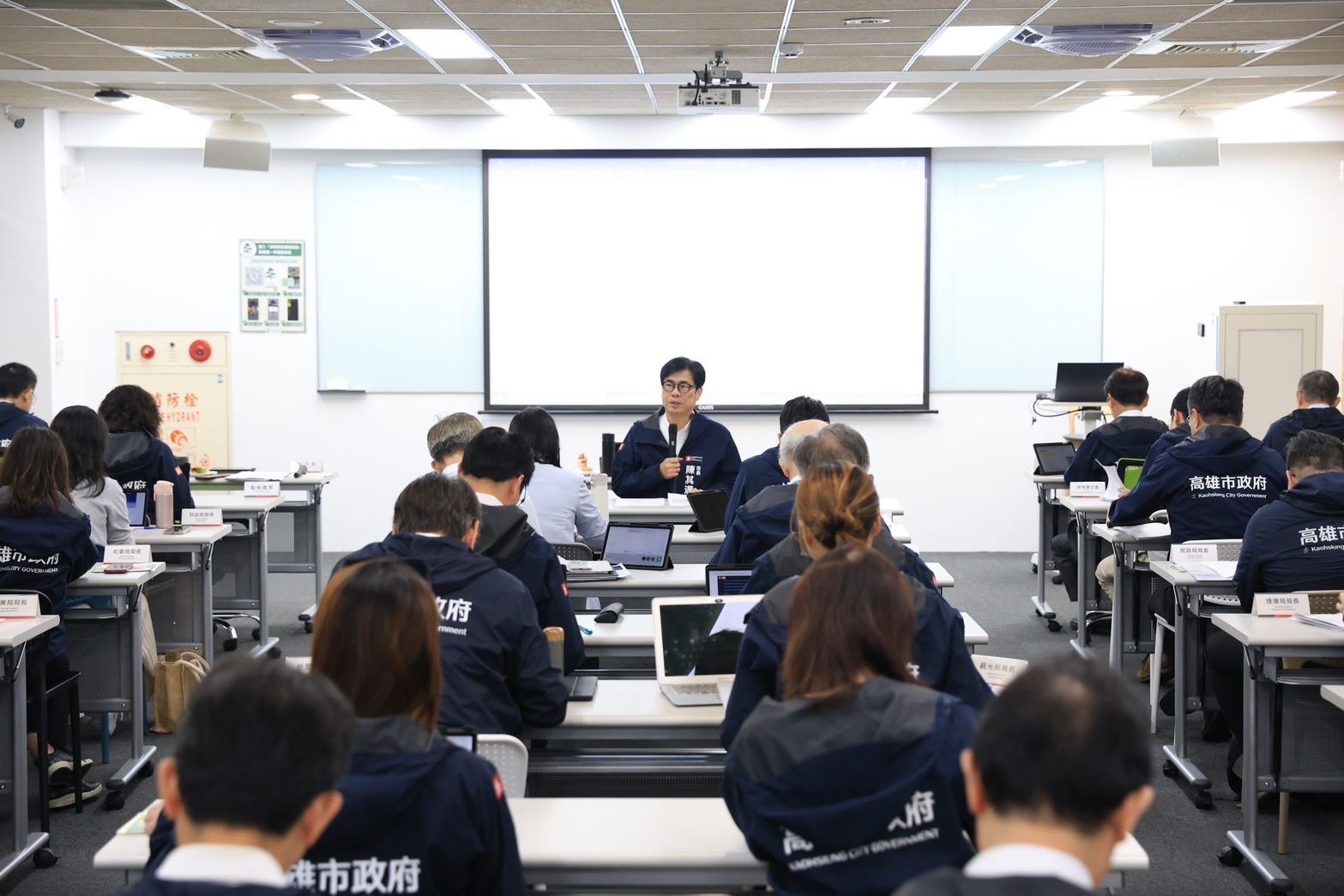 高雄市政會議聚焦AI與城市治理，陳其邁熱情推廣本週末活動