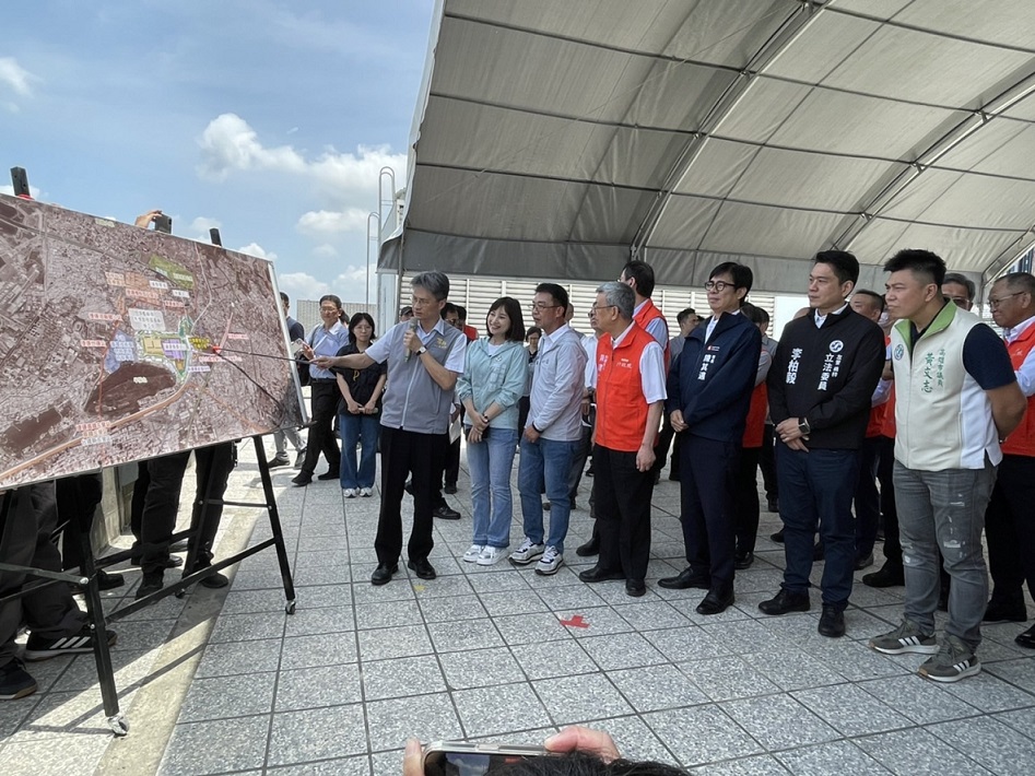 高雄市長陪同陳建仁院長視察高雄楠梓產業園區發展進度及聯外交通建設計畫