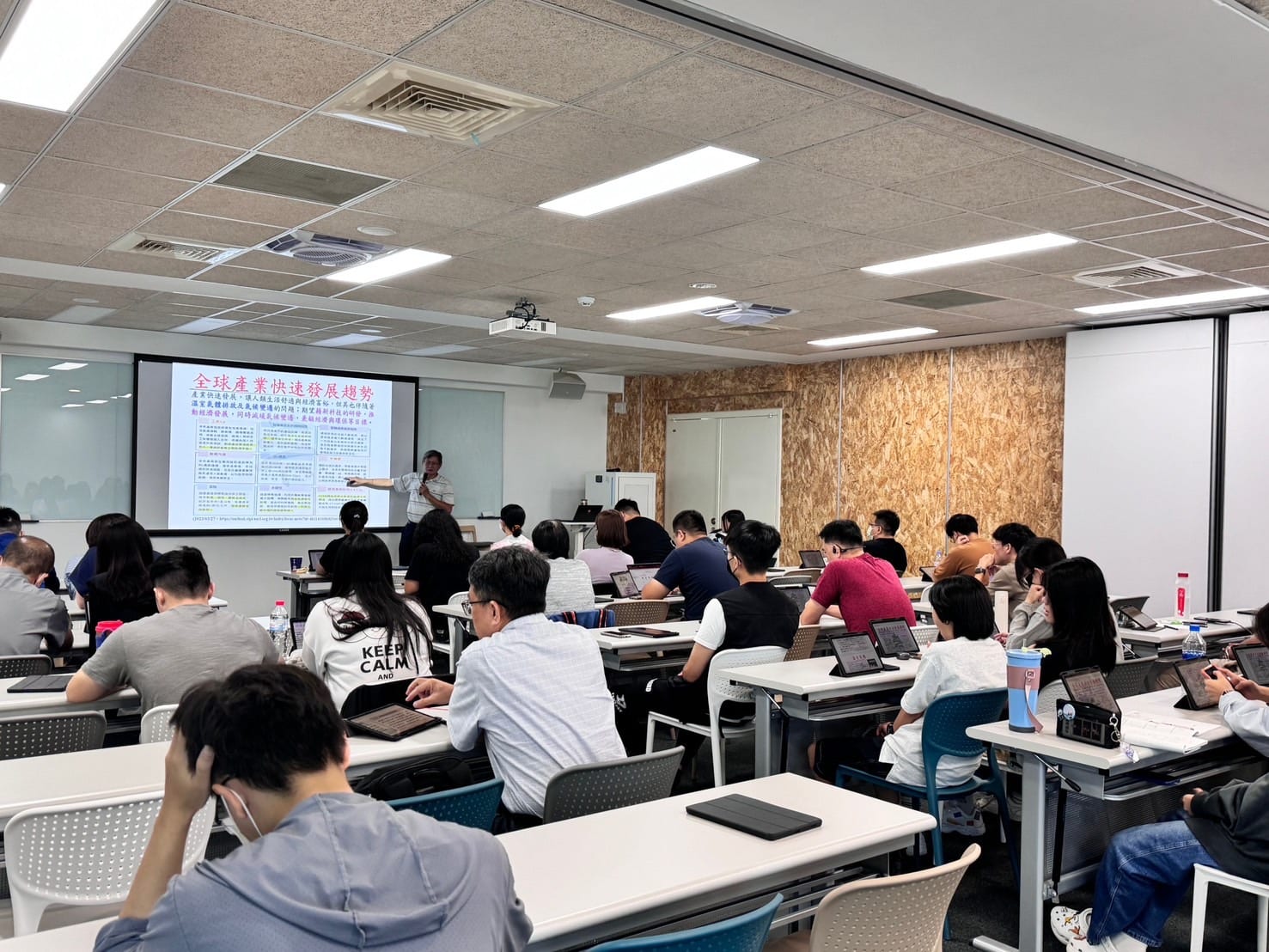 高雄市政府推動淨零減碳教育：青年專班與企業優惠並行