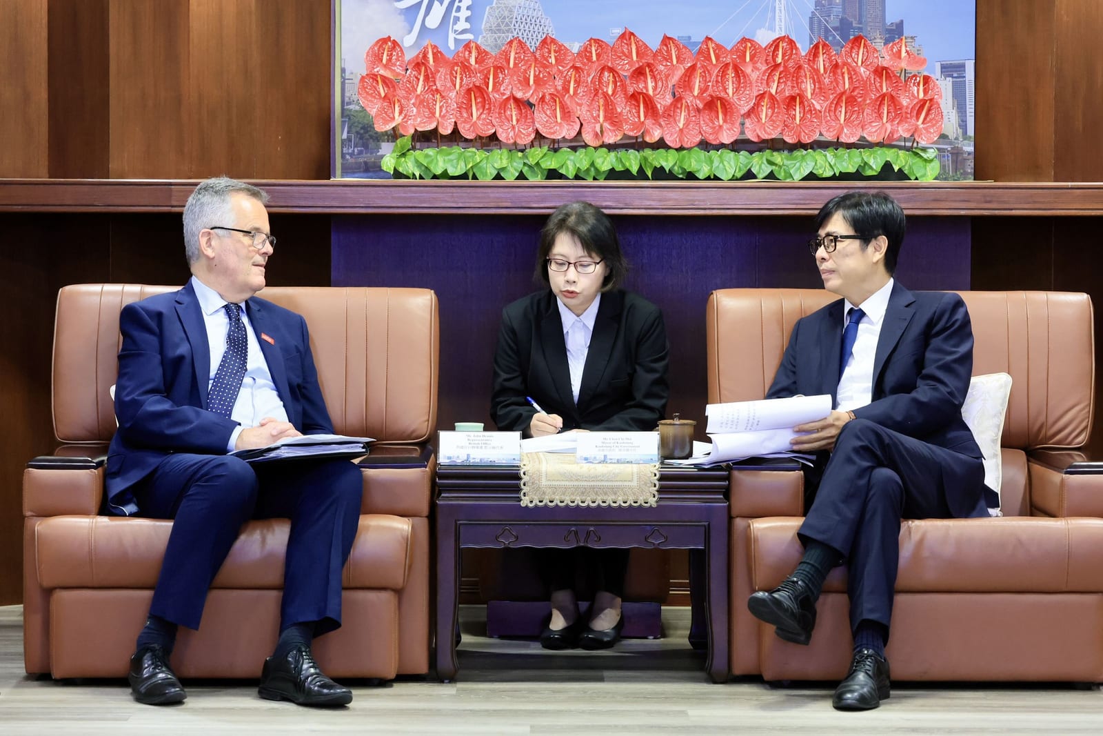 英國代表鄧元翰再訪高雄，與陳其邁交換淨零轉型經驗