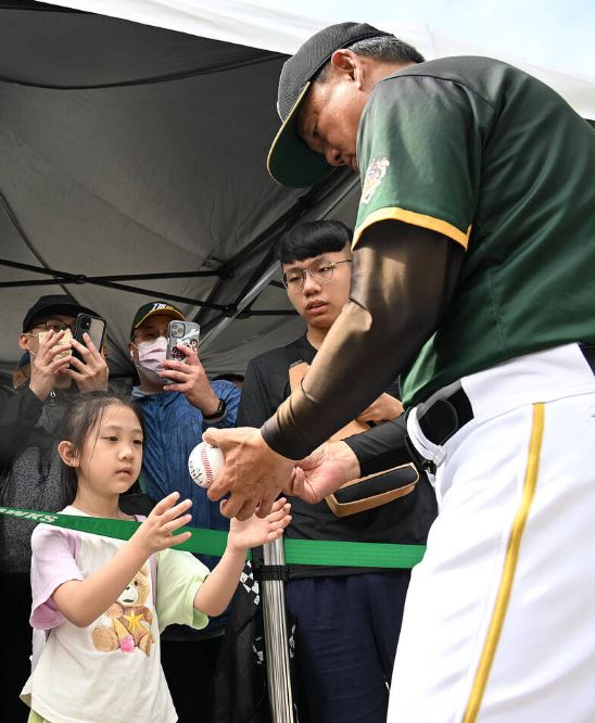 台鋼春訓吸引超過500名球迷參觀！近距離互動大王、洪總增添球迷熱情