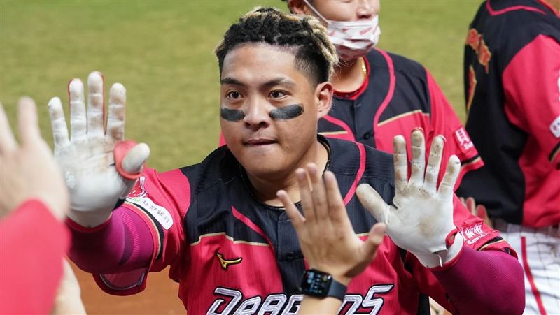 培育龍的冠軍：11人團隊簽下多年合約