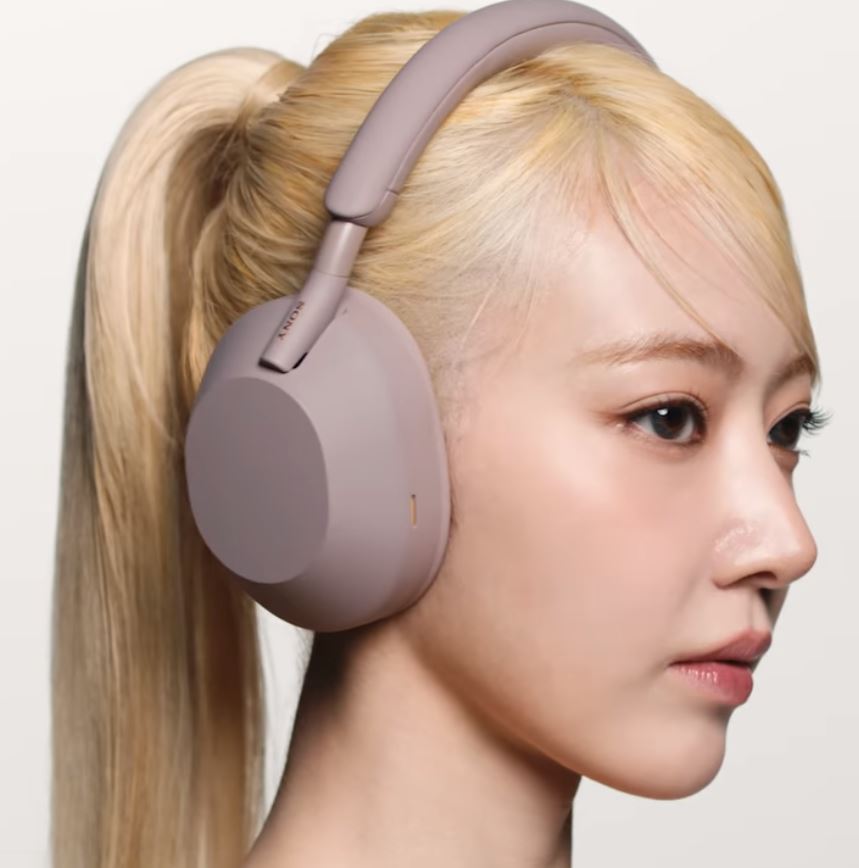 Sony 1000X 系列全新玫瑰灰登場，與 LE SSERAFIM 一同感受音樂與時尚魅力！