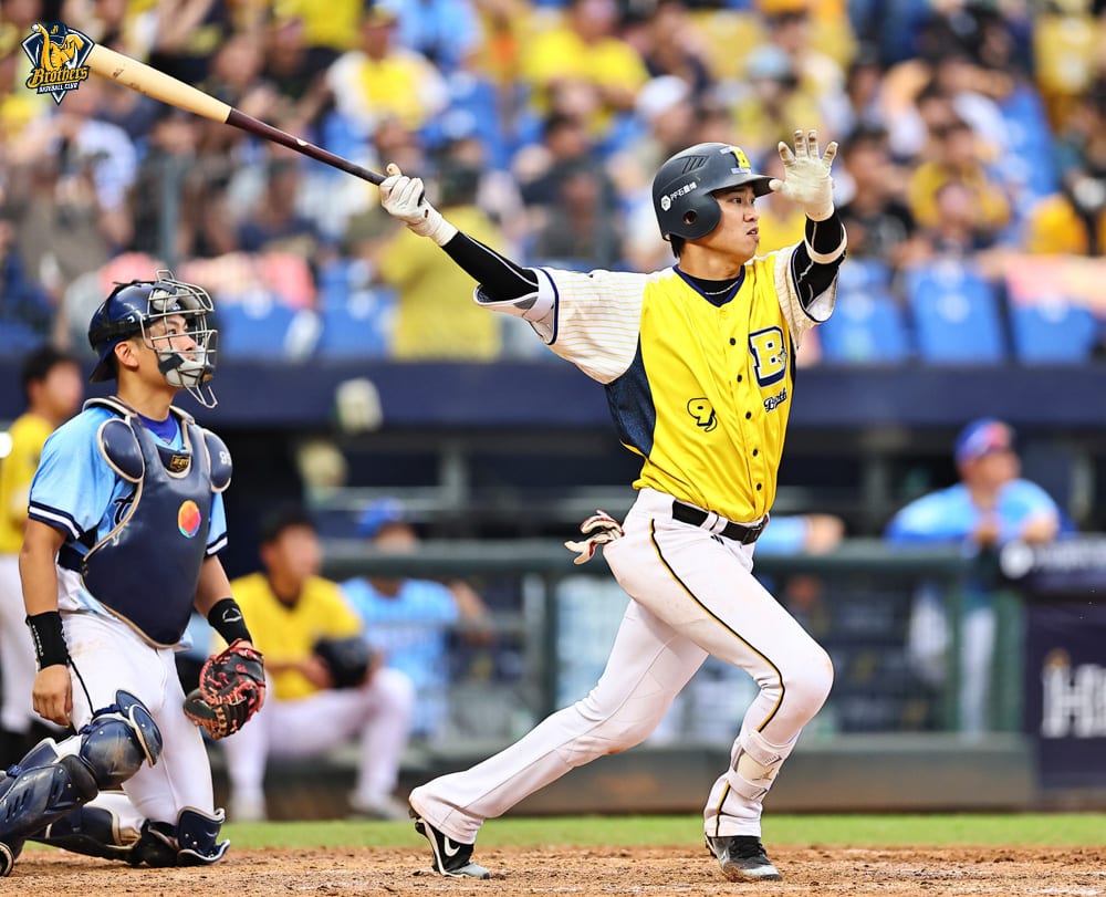 中信兄弟奮戰延長賽，陳俊秀再見全壘打勇奪勝利