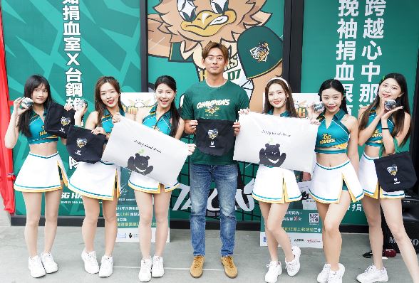 台鋼雄鷹深耕高雄再一樁！全台首創職棒主題捐血室3/1正式營運！2024年度捐血大使王溢正攜手吉祥物Takao 號召民眾勇敢出擊當血庫真鷹雄！