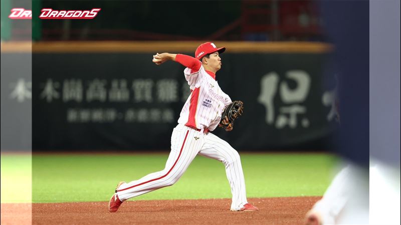 「味全龍19歲游擊手劉俊緯成為官辦熱身賽焦點，葉君璋讚嘆其潛力」