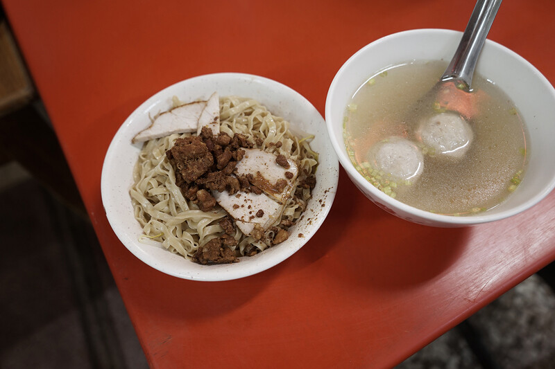 高雄無人不知道老字號阿萬意麵，三民市場超夯必吃高雄美食