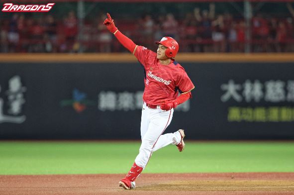 味全龍球星攜手球迷，台灣大賽實戰品公益競標點亮偏鄉棒球夢