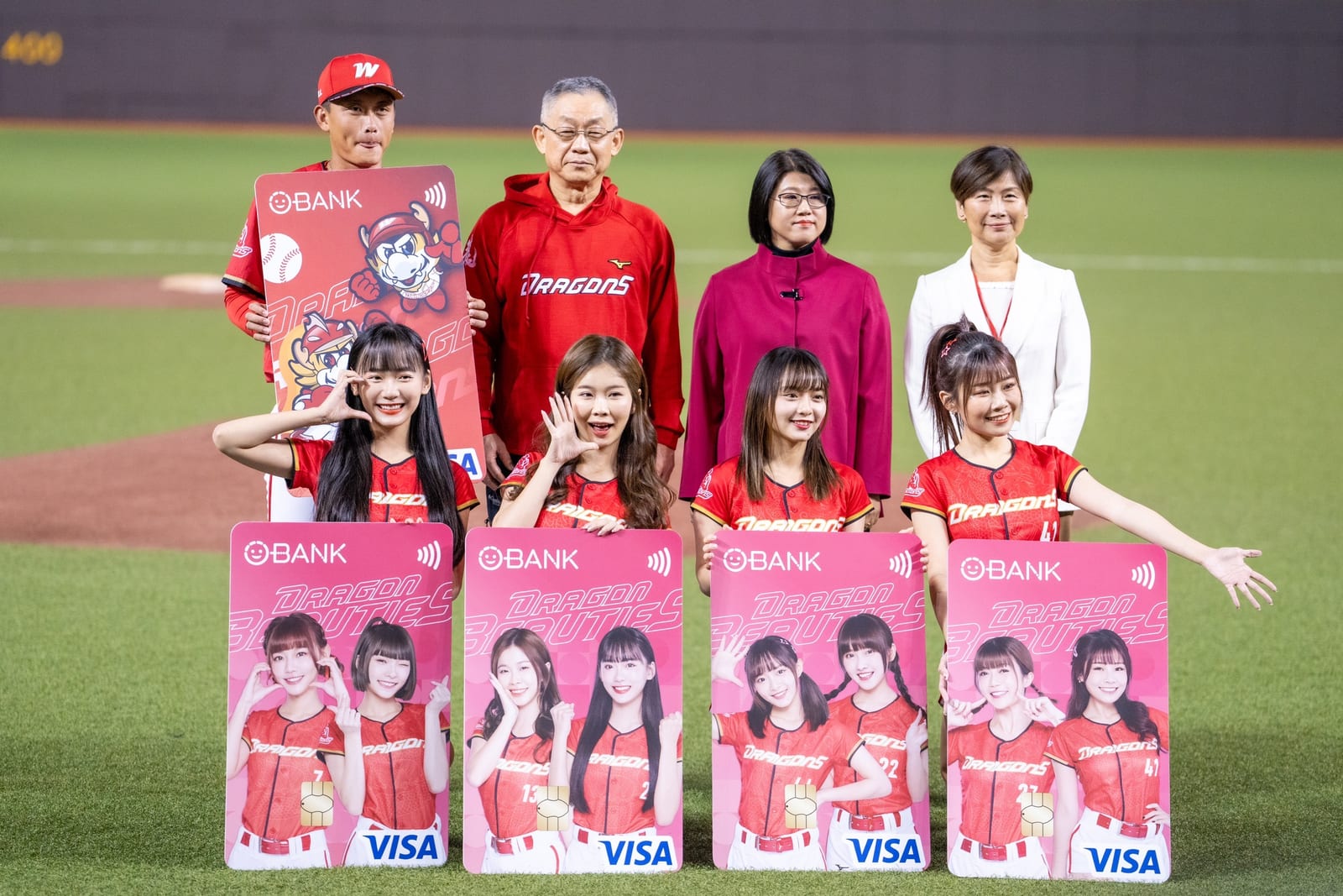 味全龍與王道銀行攜手推出全新 VISA聯名卡 五種封面綻放小龍女風采