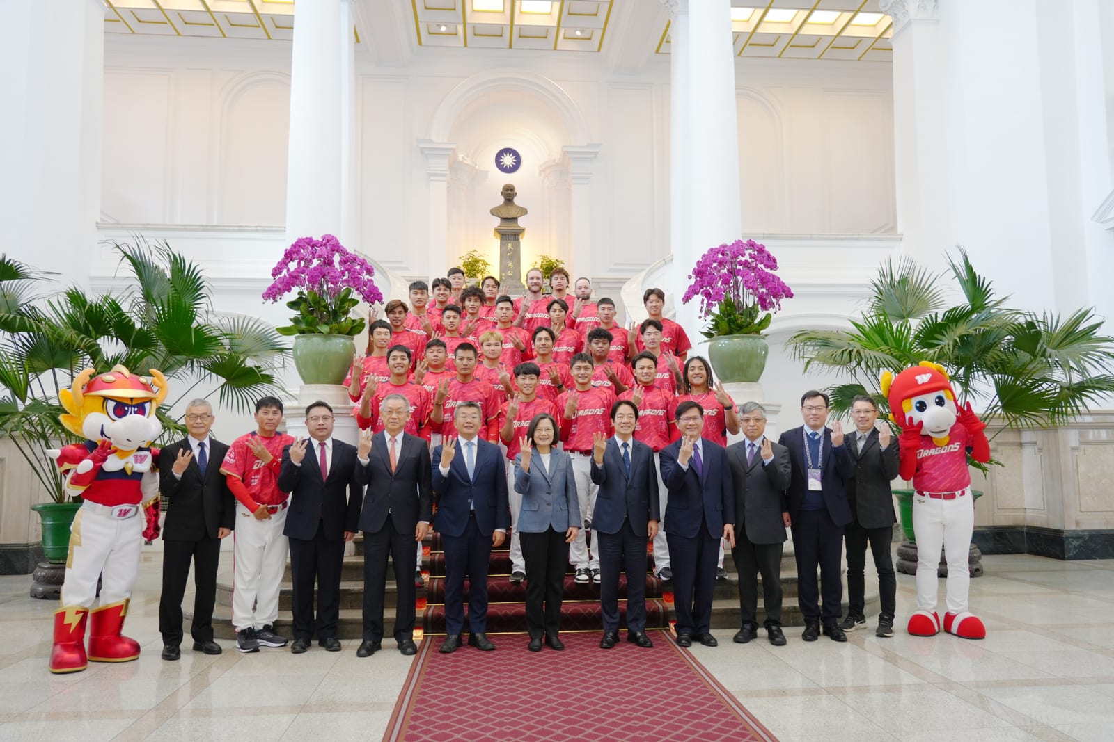 台灣大賽冠軍味全龍 光榮前進總統府 紅色榮耀是他們的信仰 蔡總統與賴副總統熱烈接見