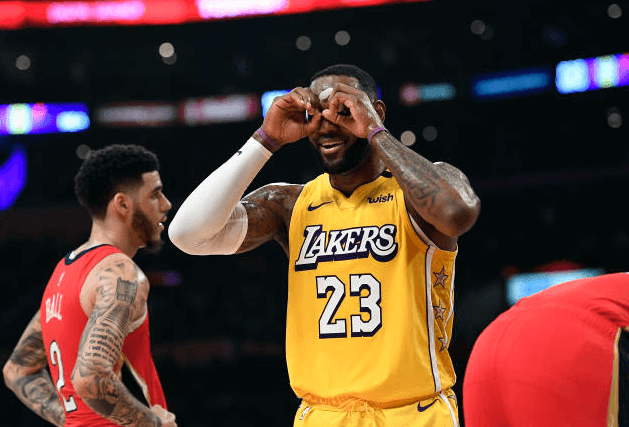 LeBron回應球場遠處球迷呼喊 網讚這聽力和態度太神了