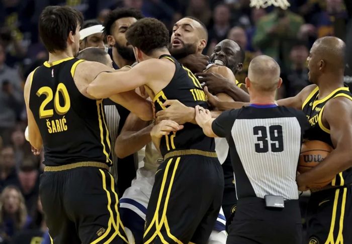 NBA/格林豪氣不悔「鎖喉」戈貝爾 無懼強勢守護隊友
