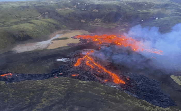 冰島首都雷克雅維克附近爆發小規模火山噴發，岩漿湧出天際