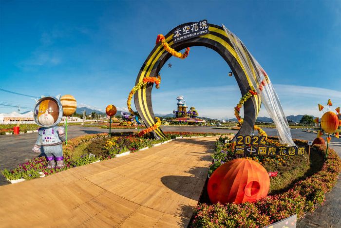 兼具永續教育的吉祥物!「小貓太空人」現身花毯節與遊客寓教於樂