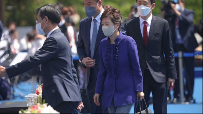 朴槿惠獲釋返鄉時隔1年再露面 訪佛寺踏樓梯多次踩空