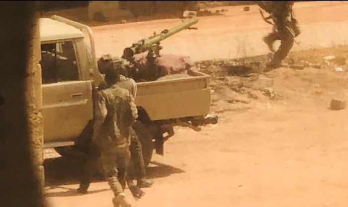 蘇丹衝突最少56死 兩軍拒談判 住宅區驚見戰機裝甲車