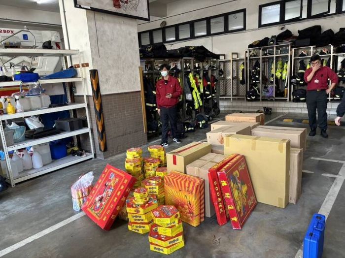 春節臨近,香鋪店家囤積大量爆竹煙火,警察及消防上門當場抓包開罰行動展開