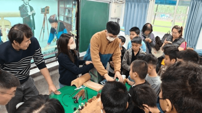 茂林國家風景區攜手在地工匠開設木作工作坊,孩子們親手創作家鄉的文化故事