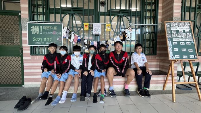 燕巢國中響應兒盟反霸凌月 師生穿不同襪展個性宣示反霸凌