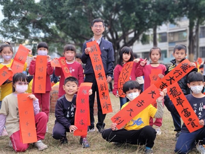 明宗國小迎40周年校慶活動 小小書法家現場揮毫贈春聯