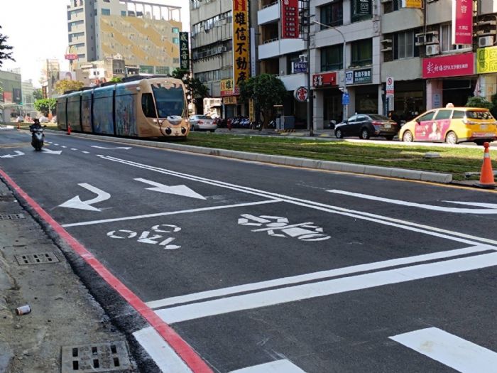 高雄輕軌東環段開放10路口可左轉 續利用標線、導引及指揮改善車流動線 兼顧運行效率及用路需求