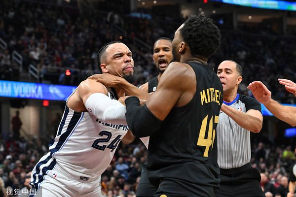 NBA球星米歇爾暴怒拽倒對手 全因下體被攻擊!網轟布魯克斯好髒