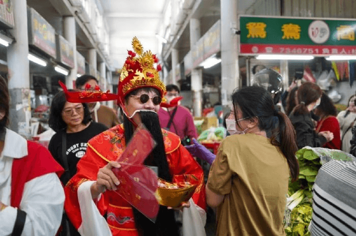屏東中央市場迎新春,財神爺送福祝大家好運滿滿