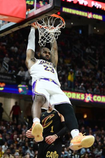 NBA》神獸AD本季砍下新高32分,詹皇同場貢獻22分!湖人近5戰4勝擊敗騎士