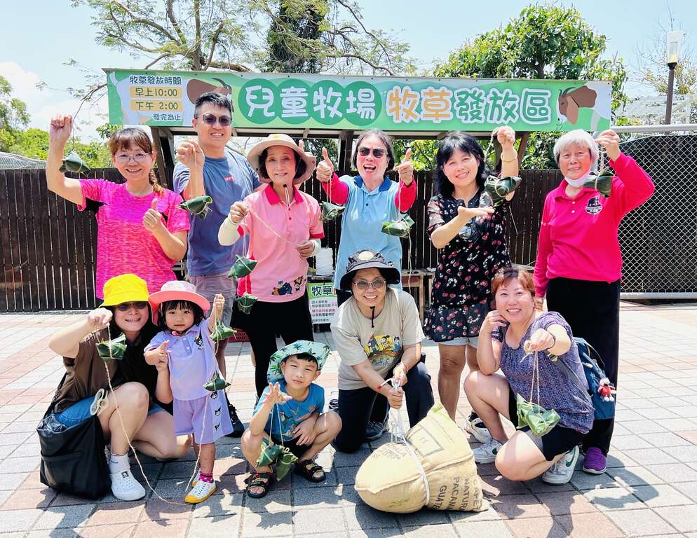 端午粽香飄壽山動物園 動物萌樣搶食冰粽展現覓食本能