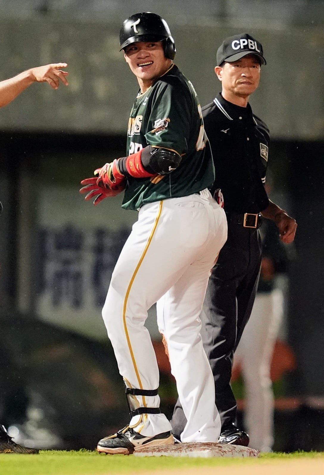 台鋼雄鷹奮戰統一獅，張肇元三壘安打搶眼