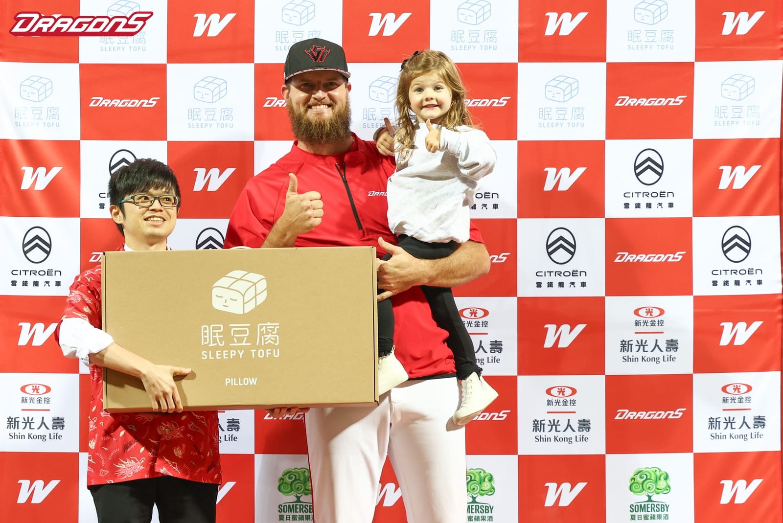 味全龍擊敗樂天桃猿，齊心向勝利前進！
