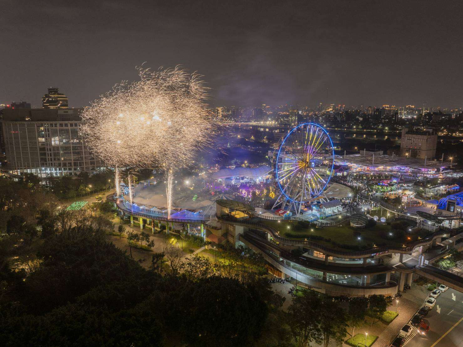 兒樂首創無人機煙火秀與世界零時差迎接跨年 刷新平日跨年入園人數歡樂氛圍迎新年