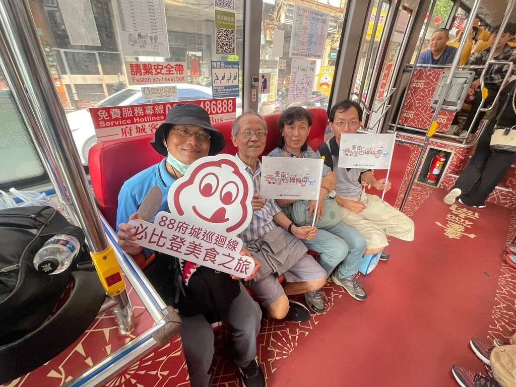 台灣好行 臺南四線暢遊首週開跑 帶遊客體驗必比登美食、開箱大航海時代故事