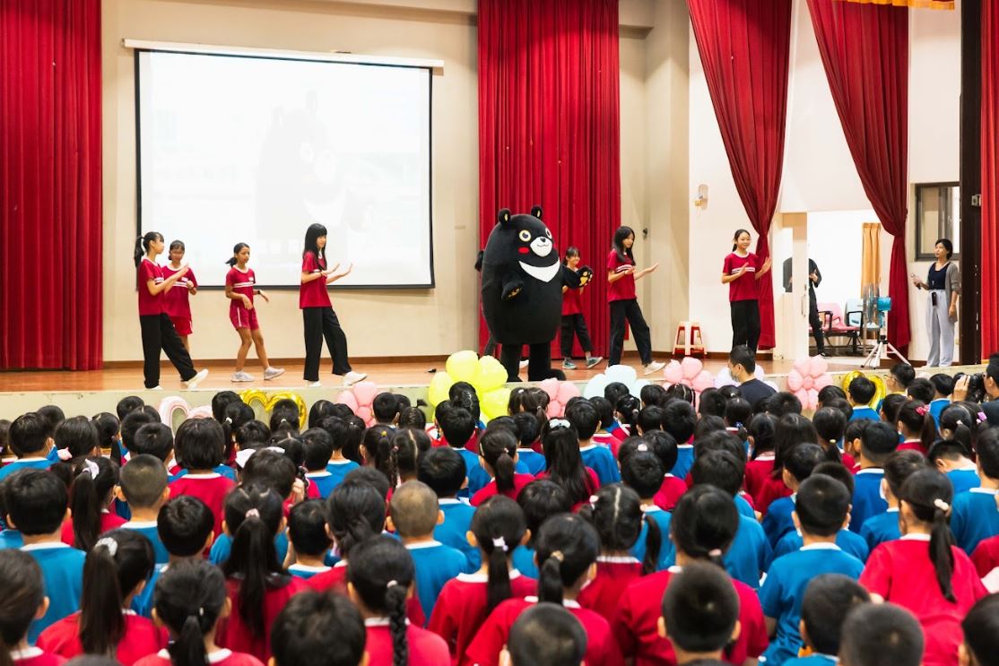 熊出沒請注意！開學日高雄熊接任務，陳其邁市長率市府團隊為新生獻祝福