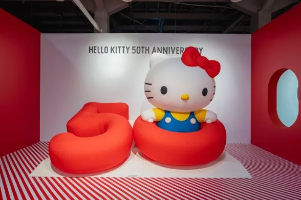 鐵粉都衝了！《HELLO KITTY 50週年特展》7大展區一次看 拍爆貫穿兩樓的「超巨型HELLO KITTY」