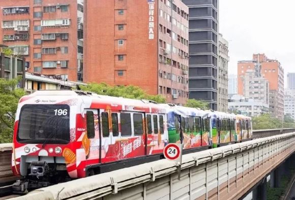 看棒球搭捷運！ 慶祝大巨蛋亞錦賽12／3開打 北捷彩繪列車「棒球場主題車廂」曝光