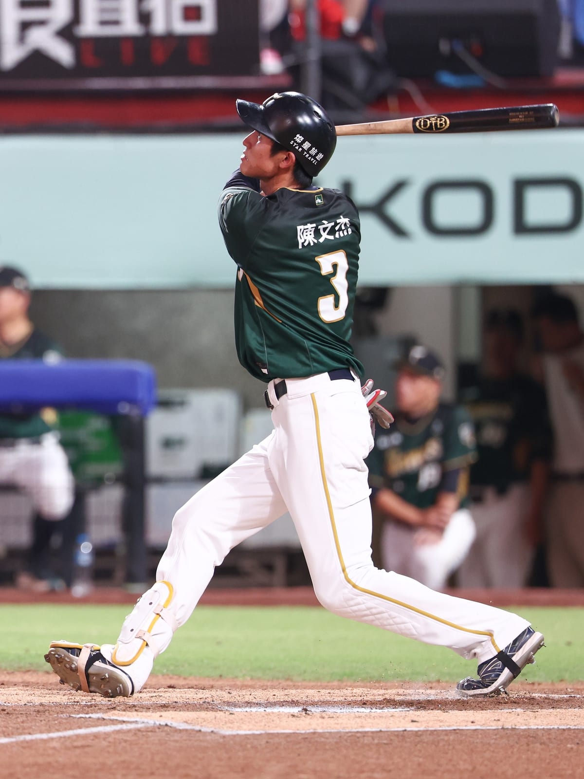 台鋼雄鷹勇奪三連勝：打線全面開花，後勁投打雙佳