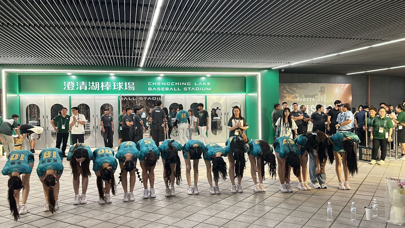 台鋼雄鷹主場賽季圓滿落幕 WING STARS與球迷擊掌共慶，溫馨互動成焦點