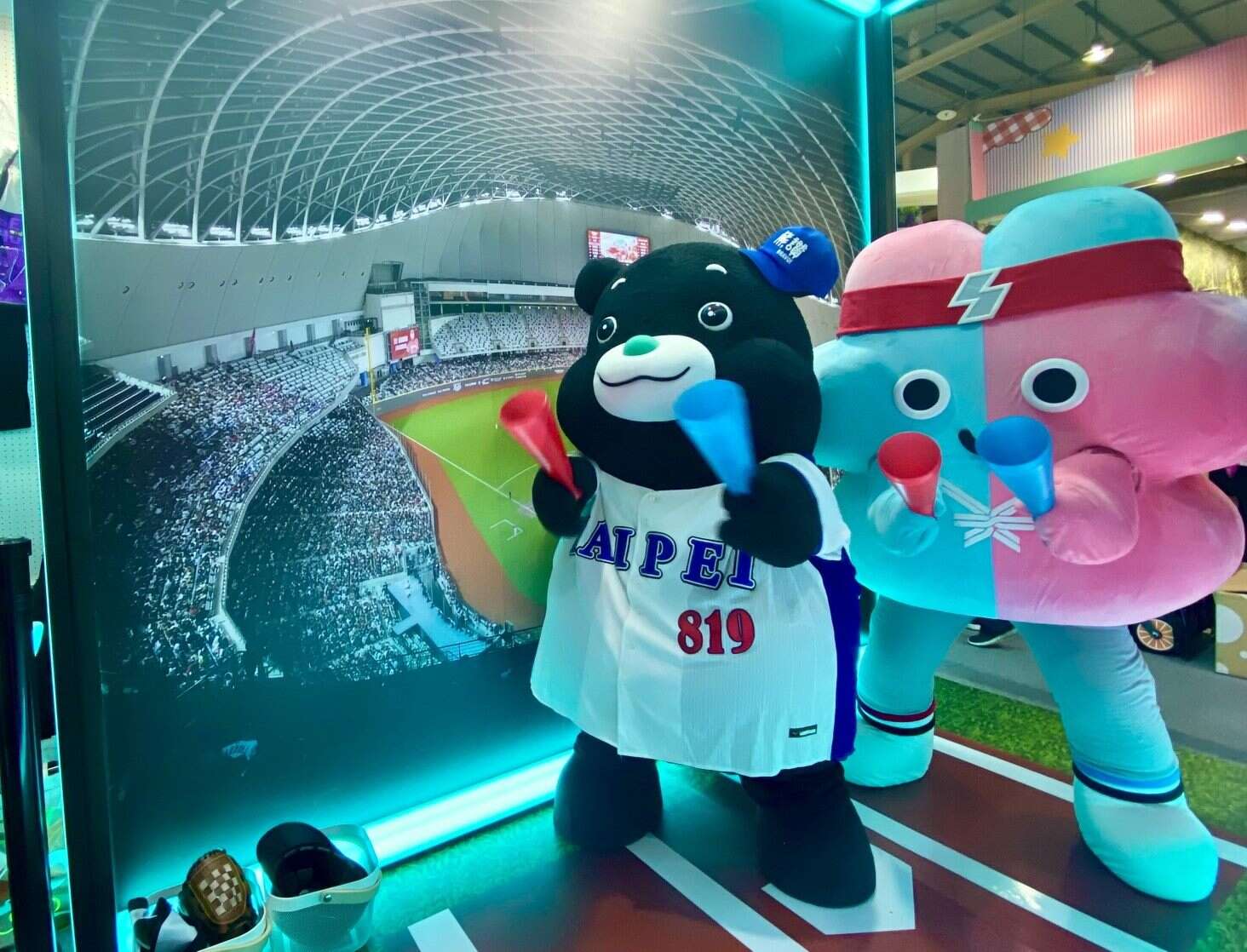 為世壯運暖身！臺中旅展「臺北館」大巨蛋打卡區吸睛 臺北市雙層巴士票券買一送一