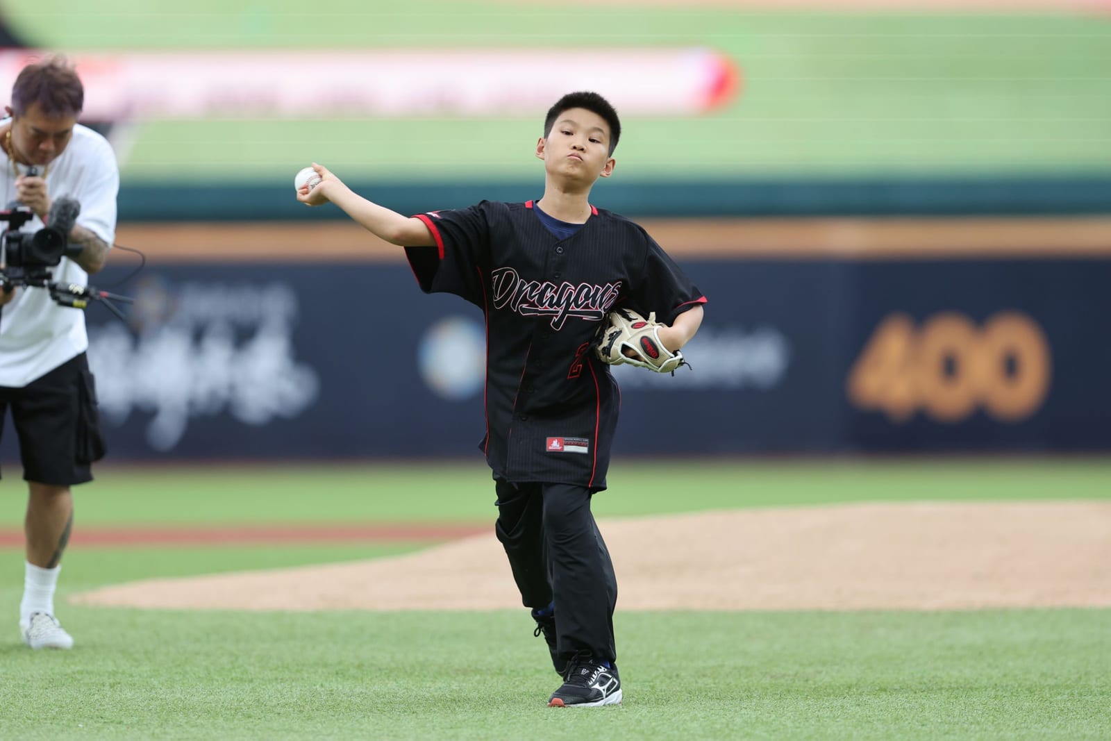 小小善心大愛傳遞：張育源父子捐贈乖乖給育幼院