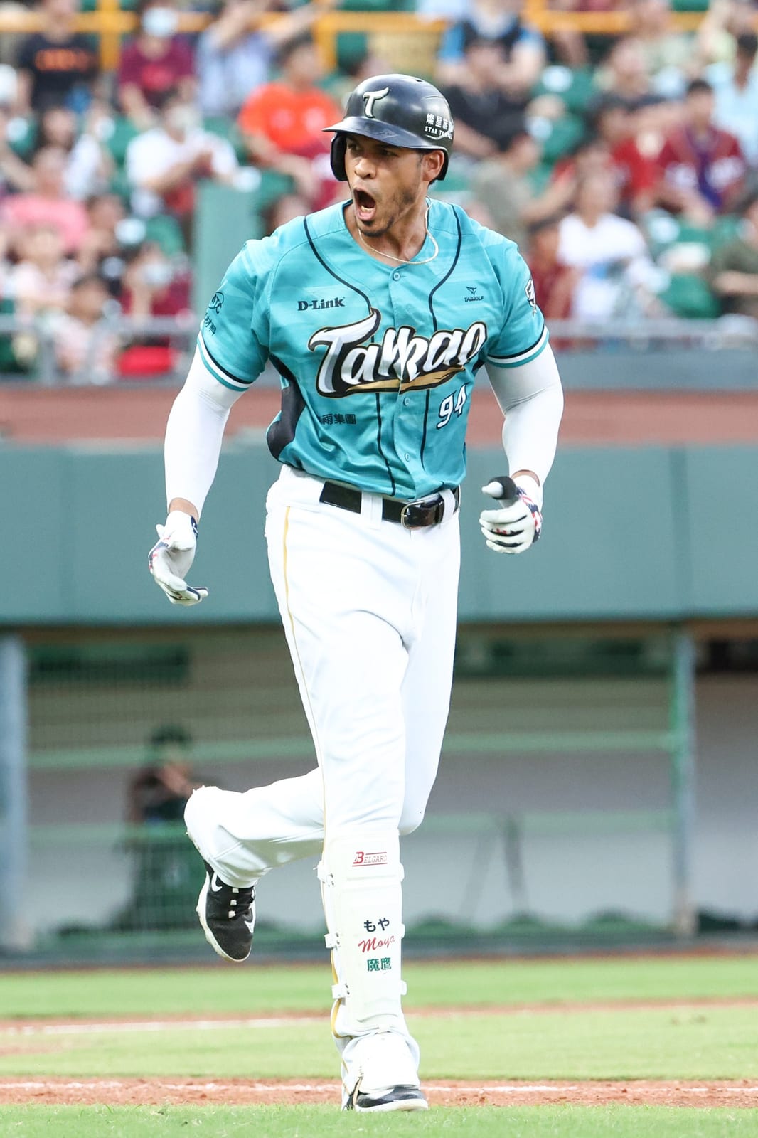 台鋼雄鷹驚險勝出，魔鷹再度展現強打實力