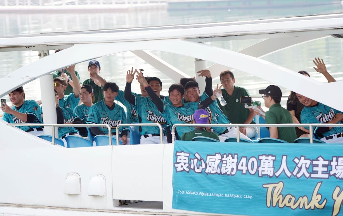 台鋼雄鷹今11/9舉辦「愛河遊船同樂會」：熱情球迷共襄盛舉，高雄岸邊歡聲雷動！
