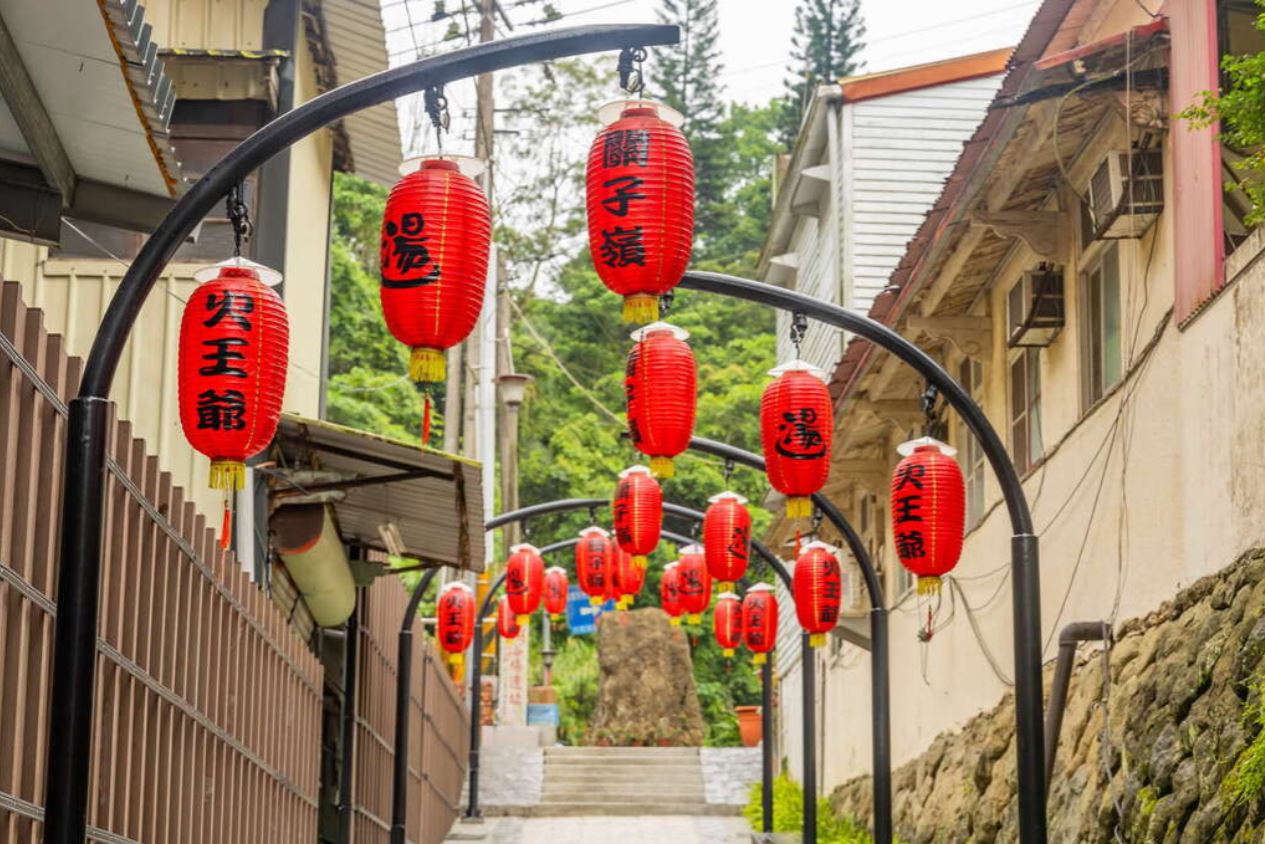 臺南關子嶺花季與登山步道迎初春人潮｜碧雲寺後山步道成健行新亮點，泥漿溫泉與水火同源吸引遊客